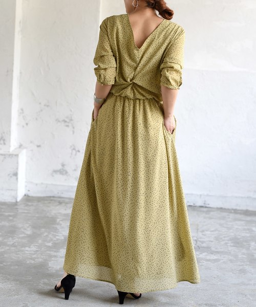 LHELBIE(レルビエ)の「ランダムドットバックねじれフレアロングワンピース(ワンピース・レディース・ブラック/ベージュ/アイボリー・M)」の5枚目の写真