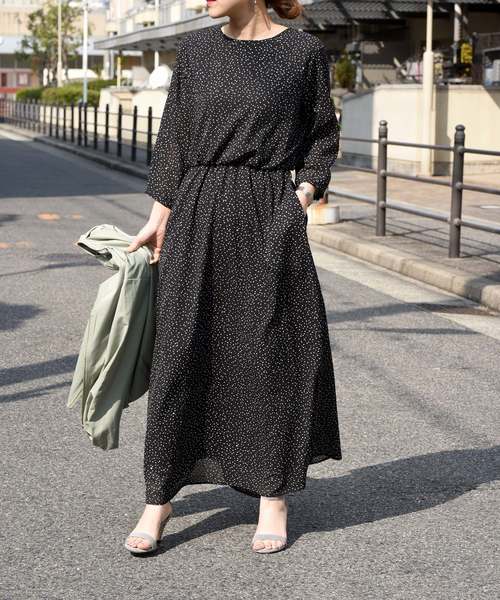 LHELBIE(レルビエ)の「ランダムドットバックねじれフレアロングワンピース(ワンピース・レディース・ブラック/ベージュ/アイボリー・M)」の4枚目の写真
