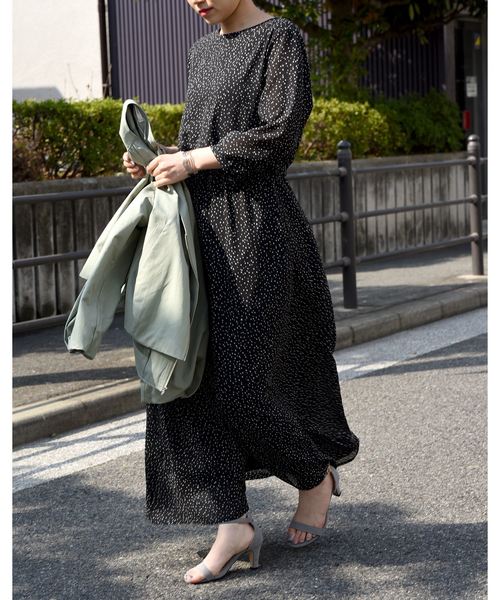 LHELBIE(レルビエ)の「ランダムドットバックねじれフレアロングワンピース(ワンピース・レディース・ブラック/ベージュ/アイボリー・M)」の21枚目の写真
