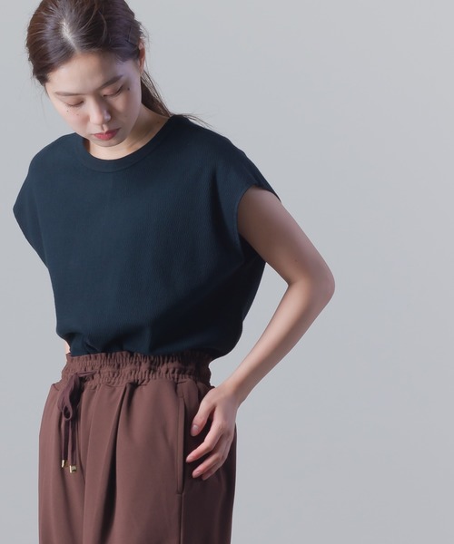 OMNES(オムネス)の「ハニカムストレッチノースリーブプルオーバー(Tシャツ/カットソー・レディース・ホワイト/ブラック/ベージュ/カーキ/ラベンダー・FREE)」の3枚目の写真