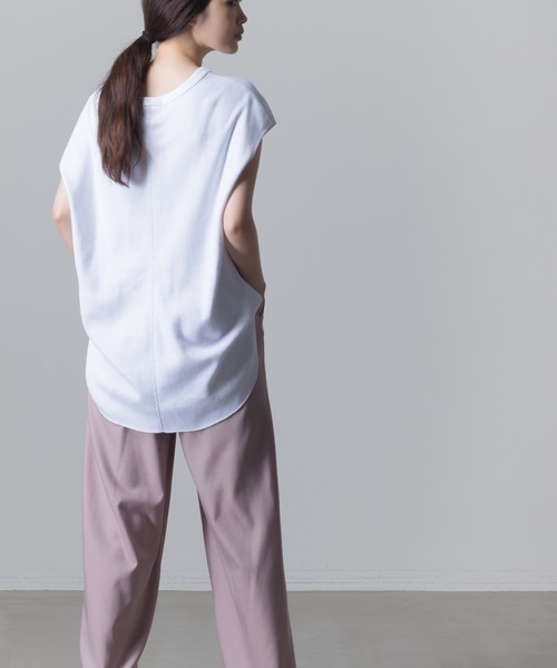 OMNES(オムネス)の「ハニカムストレッチノースリーブプルオーバー(Tシャツ/カットソー・レディース・ホワイト/ブラック/ベージュ/カーキ/ラベンダー・FREE)」の12枚目の写真