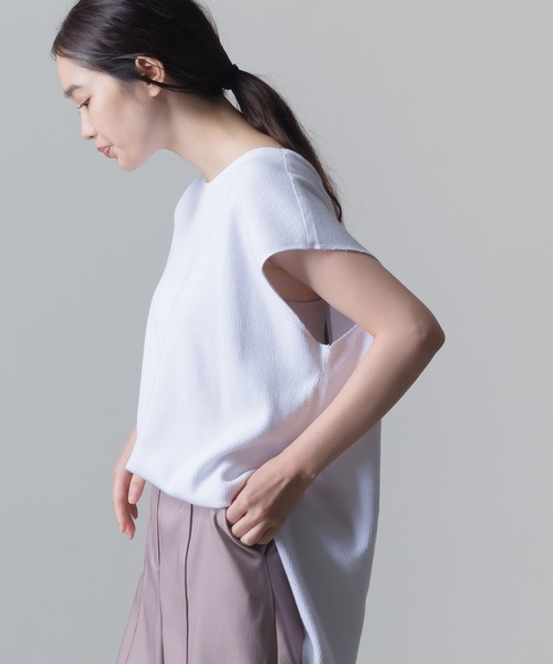 OMNES(オムネス)の「ハニカムストレッチノースリーブプルオーバー(Tシャツ/カットソー・レディース・ホワイト/ブラック/ベージュ/カーキ/ラベンダー・FREE)」の14枚目の写真