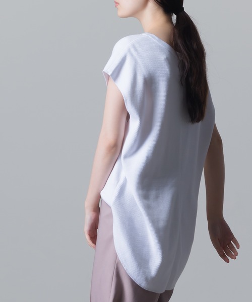 OMNES(オムネス)の「ハニカムストレッチノースリーブプルオーバー(Tシャツ/カットソー・レディース・ホワイト/ブラック/ベージュ/カーキ/ラベンダー・FREE)」の11枚目の写真