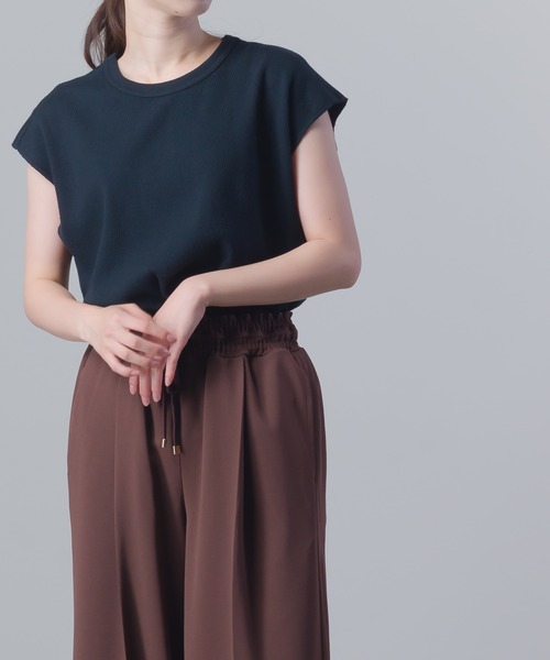 OMNES(オムネス)の「ハニカムストレッチノースリーブプルオーバー(Tシャツ/カットソー・レディース・ホワイト/ブラック/ベージュ/カーキ/ラベンダー・FREE)」の21枚目の写真