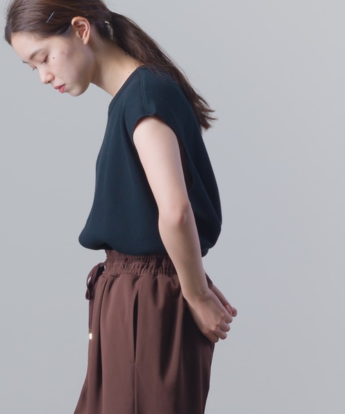 OMNES(オムネス)の「ハニカムストレッチノースリーブプルオーバー(Tシャツ/カットソー・レディース・ホワイト/ブラック/ベージュ/カーキ/ラベンダー・FREE)」の17枚目の写真