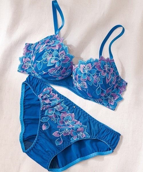 YU'NOW（ユナウ）の「【選べるデザイン！ノンワイヤーでラクちん谷間メイク】ぷるるん谷間のノンワイヤーブラ＆ショーツセット（ブラ&ショーツ・レディース・ライトブルー/サックスブルー/ブルー/ホワイト×レッド/ブラック系その他/ライトピンク/サーモンピンク/ホワイト×パープル/ホワイト系その他/モスグリーン/アイボリー/ブラック系その他2/グレイッシュブルー/ラベンダー/オフホワイト/ピンク・A65M/A70M/A75M/B65M/B70M/B75M/B75L/C65M/C70M/C75M/C75L/C80L/D70M/D75L/D80L/E70M/E75L/E80L/F70M/F75L/F80L/AA65M/AA70M/G70M/G75L/G80L）」の11枚目の写真