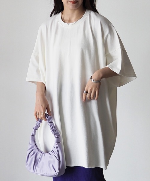 Riberry（リベリー）の「バックスリットオーバーサイズ半袖プルオーバー（チュニック・レディース・ベージュ/オフホワイト/ライトグリーン/ラベンダー/スミクロ/モカ/カーキ/ライトパープル/ブルー・FREE）」の3枚目の写真