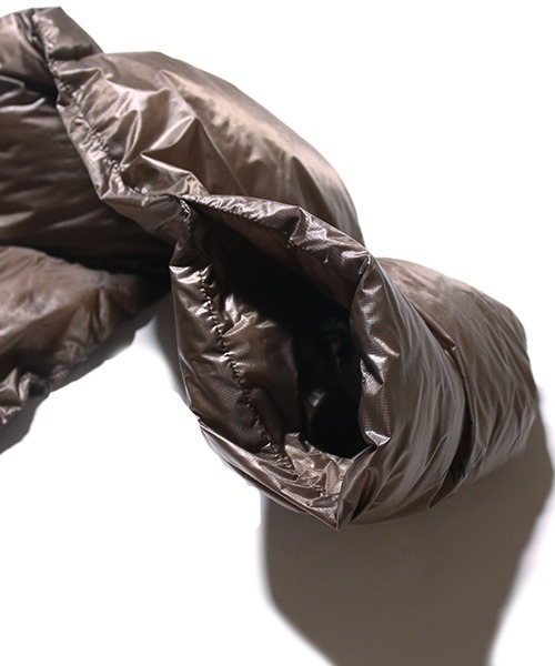 NANGA（ナンガ）の「PORTABLE LIGHT DOWN MUFFLER / ポータブルライトダウンマフラー（ユニセックス）（マフラー・メンズ・ブラック/モカ/カーキ/ネイビー/ベージュ・ONESIZE）」の6枚目の写真