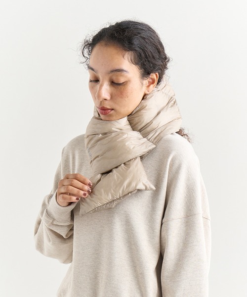 NANGA（ナンガ）の「PORTABLE LIGHT DOWN MUFFLER / ポータブルライトダウンマフラー（ユニセックス）（マフラー・メンズ・ブラック/モカ/カーキ/ネイビー/ベージュ・ONESIZE）」の13枚目の写真