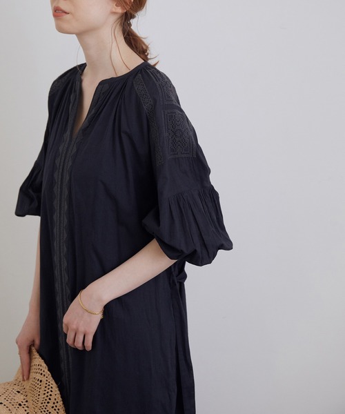 MADEMOISELLE ROPE'（マドモアゼル ロペ）の「【秋まで使える】インド刺繍カフタンワンピース（ワンピース・レディース・ブラック系その他/ホワイト/ダークブラウン・38）」の10枚目の写真