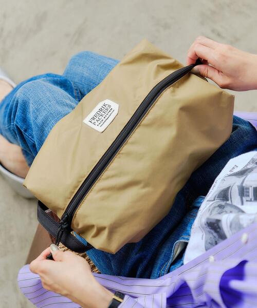 FREDRIK PACKERS（フレドリックパッカーズ）の「【別注】【WEB限定】<FREDRIK PACKERS (フレドリックパッカーズ) > ポーチ -撥水-（ポーチ・レディース・モカ/ブラック・FREE）」の2枚目の写真