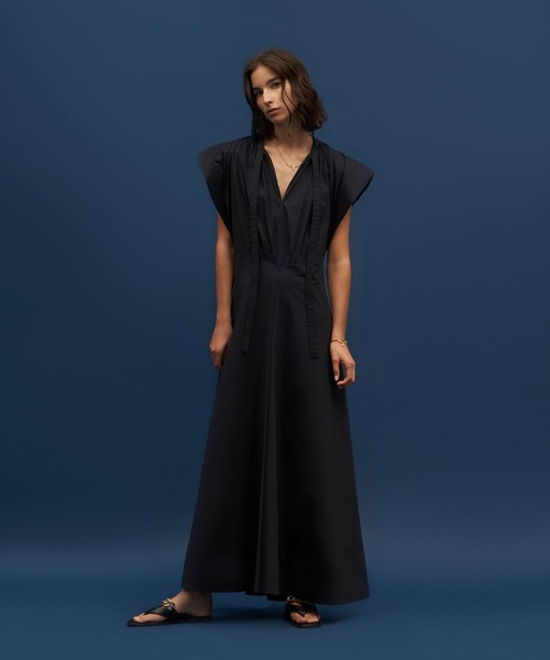 CHARLES & KEITH（チャールズ & キース）の「チェーンストラップ トングサンダル / Chain Strap Thong Sandals（サンダル・レディース・ホワイト/ブラック/ライトベージュ・22.5cm/23cm/23.5cm/24.5cm/25cm/25.5cm）」の5枚目の写真