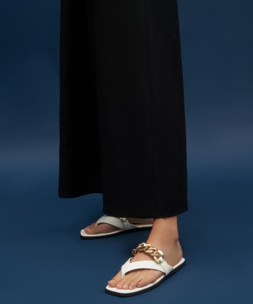 CHARLES & KEITH（チャールズ & キース）の「チェーンストラップ トングサンダル / Chain Strap Thong Sandals（サンダル・レディース・ホワイト/ブラック/ライトベージュ・22.5cm/23cm/23.5cm/24.5cm/25cm/25.5cm）」の18枚目の写真
