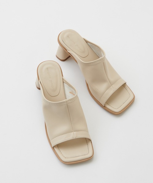 natural couture（ナチュラルクチュール）の「スクエアトゥストレッチサンダル（サンダル・レディース・ブラック/ベージュ/アイボリー・MEDIUM/LARGE）」の2枚目の写真