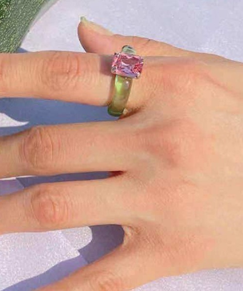 KOR（ケーオーアール）の「カラーストーン付き クリアリング（ネックレス・レディース・ブラウン/グリーン/イエロー/ピンク/クリア・FREE）」の7枚目の写真