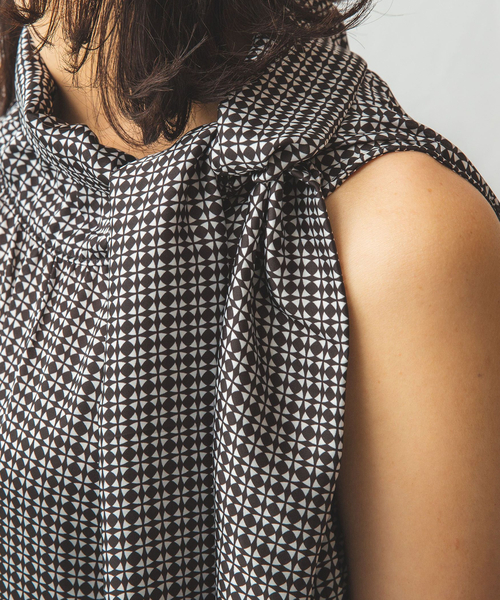 【NEW】ナラカミーチェ/サテン幾何プリントボータイノースリーブ NARACAMICIE（ナラカミーチェ）の「サテン幾何プリントボータイ