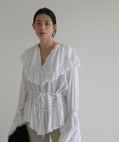 ETRE TOKYO（エトレトウキョウ）の「フレアネックフリルブラウス（シャツ/ブラウス・レディース・ホワイト/イエロー・FREE）」の2枚目の写真