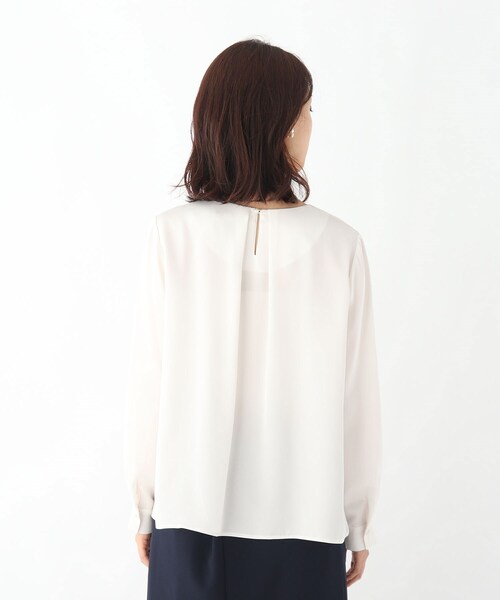 OPAQUE.CLIP（オペークドットクリップ）の「◆DELEGANTサテンプリーツブラウス【WEB限定サイズ】（シャツ/ブラウス・レディース・ネイビー/ライトベージュ/オフホワイト・34/42/36/40/38）」の5枚目の写真