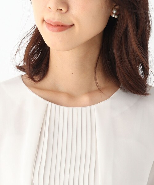 OPAQUE.CLIP（オペークドットクリップ）の「◆DELEGANTサテンプリーツブラウス【WEB限定サイズ】（シャツ/ブラウス・レディース・ネイビー/ライトベージュ/オフホワイト・34/42/36/40/38）」の4枚目の写真