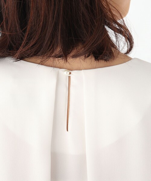 OPAQUE.CLIP（オペークドットクリップ）の「◆DELEGANTサテンプリーツブラウス【WEB限定サイズ】（シャツ/ブラウス・レディース・ネイビー/ライトベージュ/オフホワイト・34/42/36/40/38）」の12枚目の写真