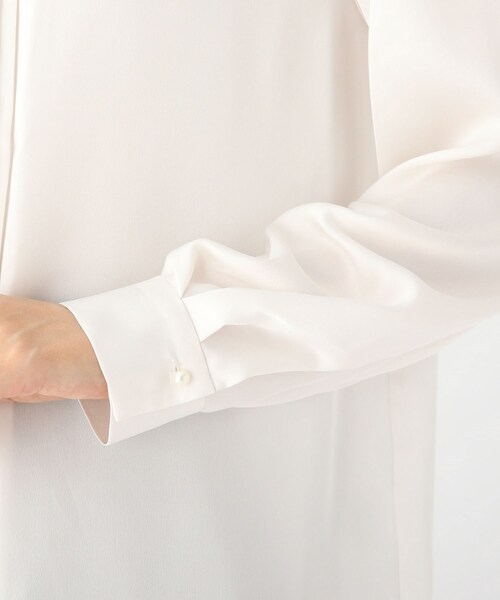 OPAQUE.CLIP（オペークドットクリップ）の「◆DELEGANTサテンプリーツブラウス【WEB限定サイズ】（シャツ/ブラウス・レディース・ネイビー/ライトベージュ/オフホワイト・34/42/36/40/38）」の9枚目の写真