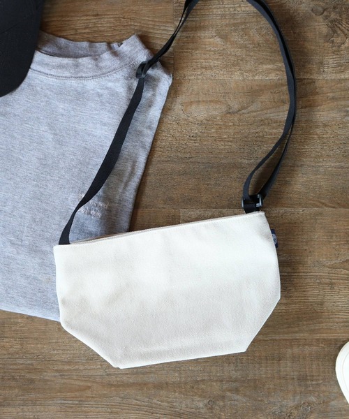  MAKE UP（メイクアップ）の「MAKE UP　アースカラー帆布 舟形ミニショルダーバッグL（ショルダーバッグ・メンズ・ネイビー/ブラウン/オフホワイト/カーキ/ダークグレー/マスタード/ワイン・FREE）」の2枚目の写真