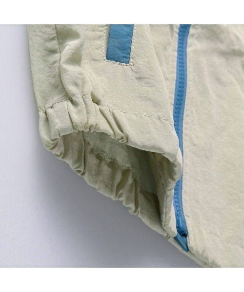 BRANSHES(ブランシェス)の「【撥水加工・フード収納可】ウインドブレーカー(ナイロンジャケット・キッズ・ベージュ/キャメル・90cm/100cm/110cm/120cm/130cm/140cm/150cm)」の8枚目の写真