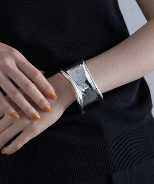 HARE(ハレ)の「メタルワイドバングル(HARE)(バングル/リストバンド・レディース・シルバー/ゴールド・FREE)」の4枚目の写真