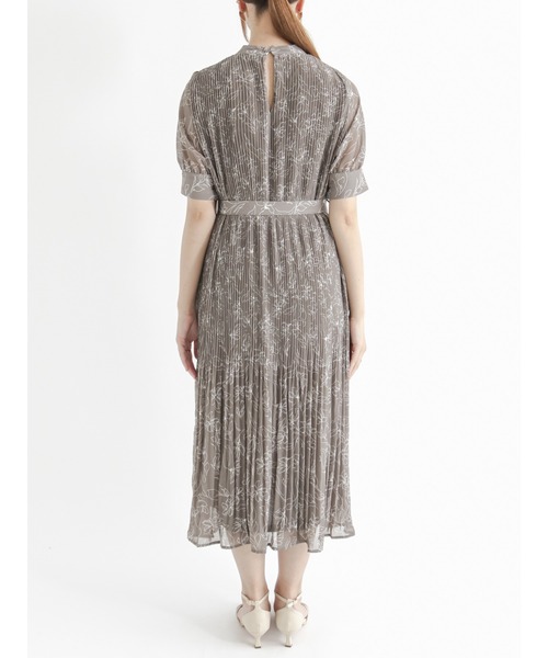 Te chichi（テチチ）の「ラインフラワーシフォンプリーツワンピース（ワンピース・レディース・ネイビー/チャコール・ﾌﾘ-）」の10枚目の写真