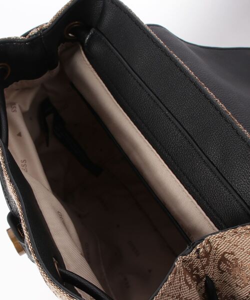 Guess（ゲス）の「AVIANA Backpack（バックパック/リュック・レディース・ブラック/ホワイト/ベージュ/グリーン・ONE SIZE）」の5枚目の写真