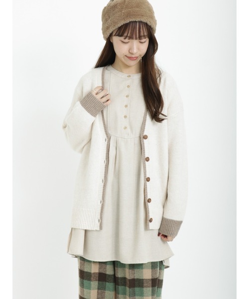 Samansa Mos2(サマンサ モスモス)の「配色Vネックニットカーディガン(カーディガン/ボレロ・レディース・ベージュ/オフホワイト/イエロー/ブルー/グリーン/チャコール・フリ-)」の2枚目の写真