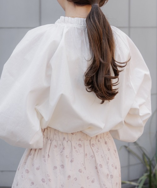 flower(フラワー)の「リラックスフリルシャツ(シャツ/ブラウス・レディース・ホワイト/ブルー・FREE)」の3枚目の写真