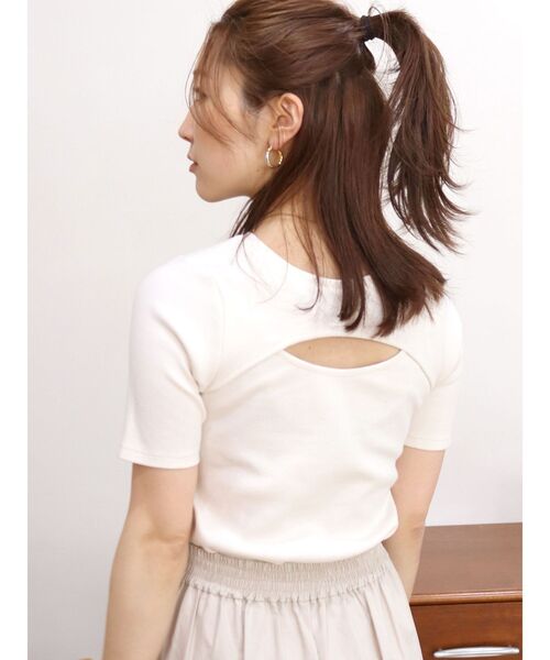 Ungrid(アングリッド)の「バックオープンフィットTee(Tシャツ/カットソー・レディース・ブラック/レッド/オフホワイト・FREE)」の5枚目の写真