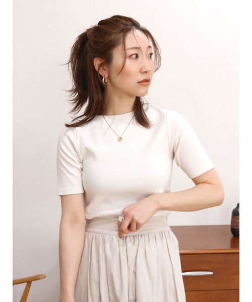 Ungrid(アングリッド)の「バックオープンフィットTee(Tシャツ/カットソー・レディース・ブラック/レッド/オフホワイト・FREE)」の17枚目の写真