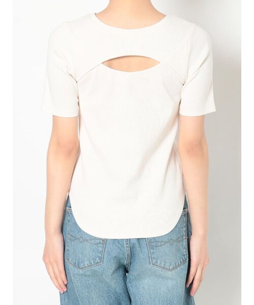 Ungrid(アングリッド)の「バックオープンフィットTee(Tシャツ/カットソー・レディース・ブラック/レッド/オフホワイト・FREE)」の6枚目の写真