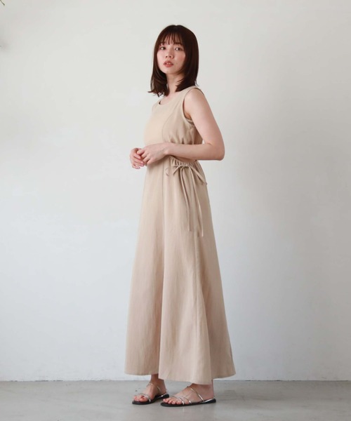 archives(アルシーヴ)の「麻調サイドスリットノースリワンピース(ワンピース・レディース・ブラック/グリーン/レンガ/ベージュ・MEDIUM)」の6枚目の写真