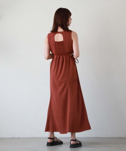 archives(アルシーヴ)の「麻調サイドスリットノースリワンピース(ワンピース・レディース・ブラック/グリーン/レンガ/ベージュ・MEDIUM)」の17枚目の写真