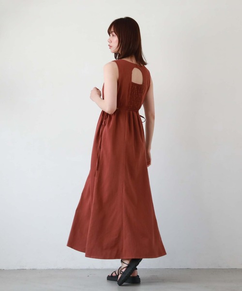 archives(アルシーヴ)の「麻調サイドスリットノースリワンピース(ワンピース・レディース・ブラック/グリーン/レンガ/ベージュ・MEDIUM)」の15枚目の写真