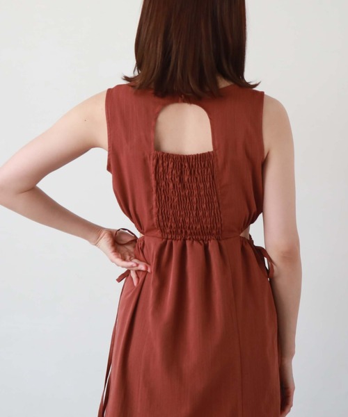 archives(アルシーヴ)の「麻調サイドスリットノースリワンピース(ワンピース・レディース・ブラック/グリーン/レンガ/ベージュ・MEDIUM)」の20枚目の写真