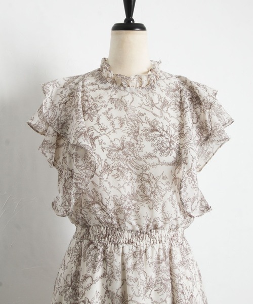 tocco closet（トッコ　クローゼット）の「プチフリルネックラッフルフリルスリーブフラワープリントワンピース（ワンピース・レディース・ブラック/アイボリー・M）」の19枚目の写真