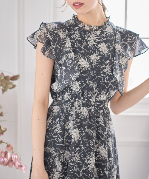tocco closet（トッコ　クローゼット）の「プチフリルネックラッフルフリルスリーブフラワープリントワンピース（ワンピース・レディース・ブラック/アイボリー・M）」の18枚目の写真