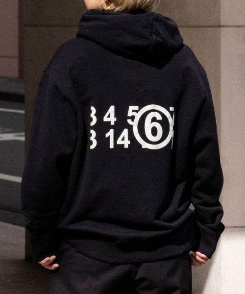MM6 Maison Margiela（ｴﾑｴﾑｼｯｸｽ ﾒｿﾞﾝ ﾏﾙｼﾞｪﾗ）の「MM6 MAISON MARGIELA SWEATSHIRT S52GU0191（パーカー・メンズ・ブラック・SMALL/X-LARGE/LARGE）」の2枚目の写真