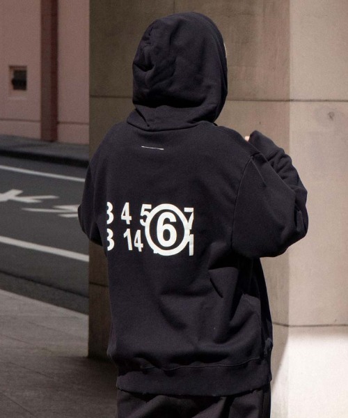 MM6 Maison Margiela（ｴﾑｴﾑｼｯｸｽ ﾒｿﾞﾝ ﾏﾙｼﾞｪﾗ）の「MM6 MAISON MARGIELA SWEATSHIRT S52GU0191（パーカー・メンズ・ブラック・SMALL/X-LARGE/LARGE）」の3枚目の写真