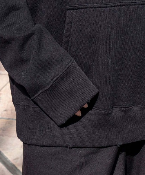 MM6 Maison Margiela（ｴﾑｴﾑｼｯｸｽ ﾒｿﾞﾝ ﾏﾙｼﾞｪﾗ）の「MM6 MAISON MARGIELA SWEATSHIRT S52GU0191（パーカー・メンズ・ブラック・SMALL/X-LARGE/LARGE）」の4枚目の写真