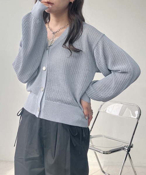 AS KNOW AS plus(アズノゥアズプラス)の「〇UVカット!!きらボタンVネックカーディガン(カーディガン/ボレロ・レディース・サックスブルー/イエロー/オフホワイト/ブラック/ブルー系/ブラック系/ピンク系/ピンク・FREE)」の9枚目の写真