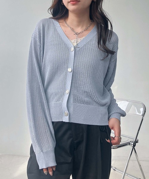 AS KNOW AS plus(アズノゥアズプラス)の「〇UVカット!!きらボタンVネックカーディガン(カーディガン/ボレロ・レディース・サックスブルー/イエロー/オフホワイト/ブラック/ブルー系/ブラック系/ピンク系/ピンク・FREE)」の10枚目の写真