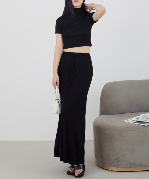 solleim（ソルレム）の「クロップTシャツ＋マキシスカートセットアップ