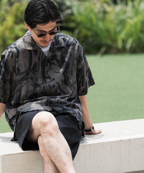 ITEMS URBANRESEARCH(アイテムズ アーバンリサーチ)の「マーブルプリントオープンカラー半袖シャツ(シャツ/ブラウス・メンズ・ブラック/オフホワイト/ベージュ・MEDIUM/LARGE)」の2枚目の写真