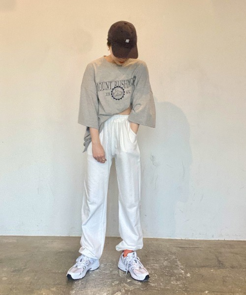 ISOOK（アイスー）の「ビッグサイズロゴTシャツ(kiharu select) / ユニセックス オーバーサイズ ロゴT プリントT メンズライク 古着（Tシャツ/カットソー・レディース・ホワイト/グレー・FREE）」の5枚目の写真