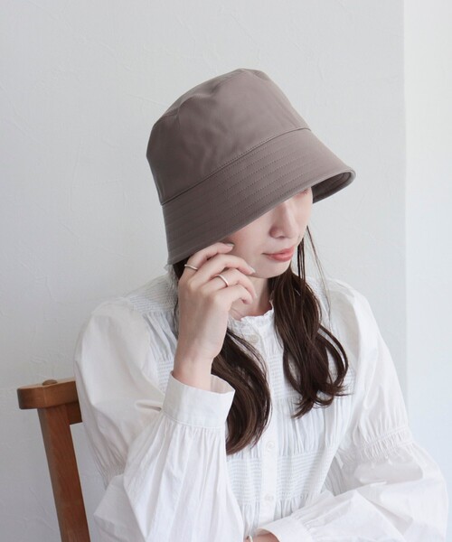 fredy emue(フレディエミュ)の「フェイクレザーバケハ(ハット・レディース・ブラック/グレイッシュベージュ・FREE)」の1枚目の写真